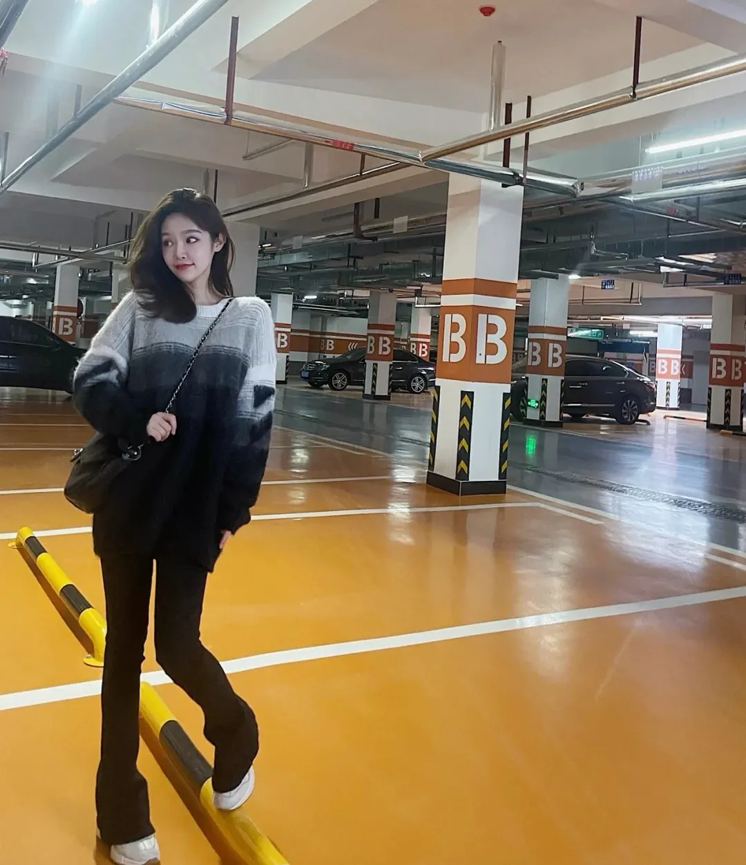 ♻️💯Reference model picture for the upper body❤️New top tested version OFFWHITE (OW) Gradient Mohair Striped Arrow Sweater Hoodie Gradient Rendering Arrow Couple Sweater Mohair sweater ow family will release every year🛒 The same style and ever-changing colors, really no girl does not love it, it is super suitable for wearing under a down jacket in winter, and will not be bloated! If the lower body is missing, their favorite os version🙋🏻‍♀️ intuitively adds natural softness and fairy beauty effect, which is the best choice! The upper body is lightweight and does not weigh down the body while keeping warm. The sleeves and the gradient arrow parts on the back are repeatedly patterned until the gradient level is satisfied before large-scale products are released. The craftsmanship is extremely demanding. Each sweater is woolen at least ten times to give it a plush, thick feel and good fluffiness! ✅ Fabric composition: 50% mohair 32 spandex 18% wool, three-level anti-pilling Color: black and white gradient Sizes Mohair is lighter and softer, so be careful not to machine wash it, not machine washable! ! emphasize! !  ⚠️Hand wash with warm water and cold water P:440